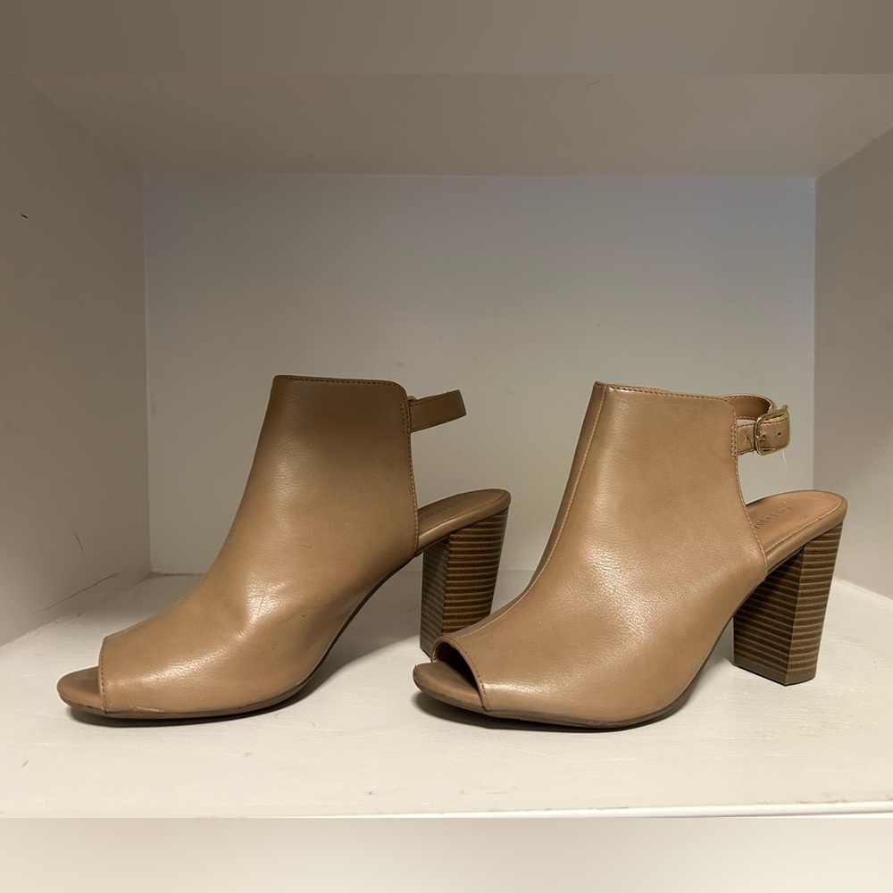 Elegant Tan Peep-Toe Heeled Sandals
